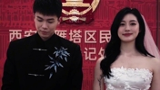 球场神仙情侣！520万的篮球网红赖益烨和郭雨妍领证💘